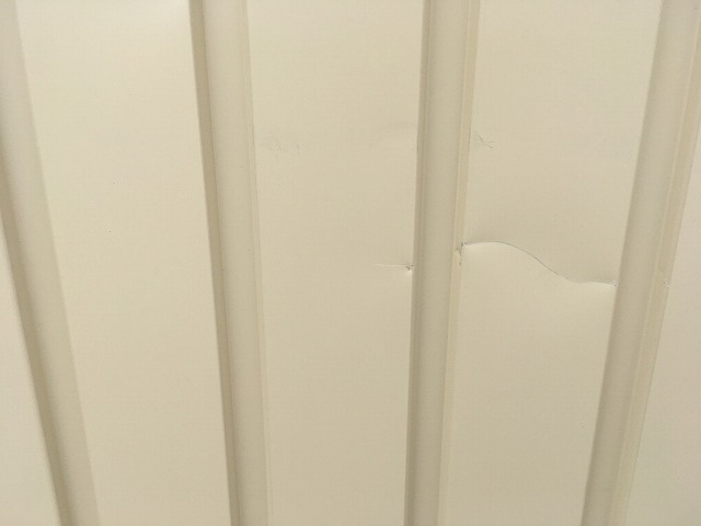 北方町にて自転車が倒れて外壁が凹み補修工事のご相談をいただいた事例、張り替えに必要な採寸と色彩をチェック